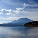 山中湖からの富士山と翼雲の写真 「イカロスの翼」