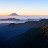 北岳から望む富士山の写真 「山並み照らす」