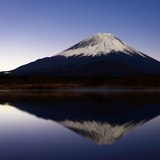 精進湖から夜明けの富士山の写真 「ふたつの光」