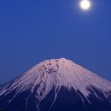 佐野峠より望む月と富士山の写真 「月はやさしく」