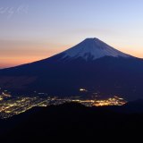 三つ峠からの夕景と富士山の写真 「夕暮れの街」