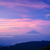奥秩父・国師ヶ岳山頂より朝焼けの富士山を望むの写真 「やさしい朝」