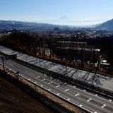 中央自動車道と富士山の遠景の写真 「青空カーブ」