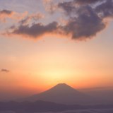 七面山の朝焼けと富士山の写真 「輝きの予感」