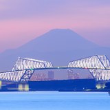 舞浜から望む東京ゲートブリッジと富士山のシルエットの写真 「ミライへの入り口」