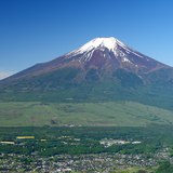 杓子山から望む新緑の富士山（5月）の写真 「五月晴れの笑顔」