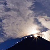 田貫湖から望むダイヤモンド富士の写真 「夏雲の賑わい」