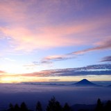 甘利山より望む朝焼けと富士山の写真 「大空を照らし征く」