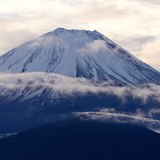 精進湖から望む富士山と雲の写真 「富士を征く」