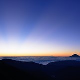 北岳の夜明け（反薄明光線）の写真 「夜明けの光線」