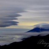 大峠から雲海と富士山の写真 「深夜多重奏」
