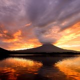 田貫湖の朝焼けと富士山の写真 「茜を切り裂いて」