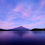 山中湖から望む富士山と朝焼けの写真 「彩流」