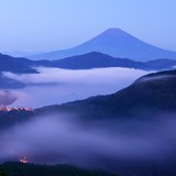 箱根大観山からの雲海と富士山の写真 「清き雲流」