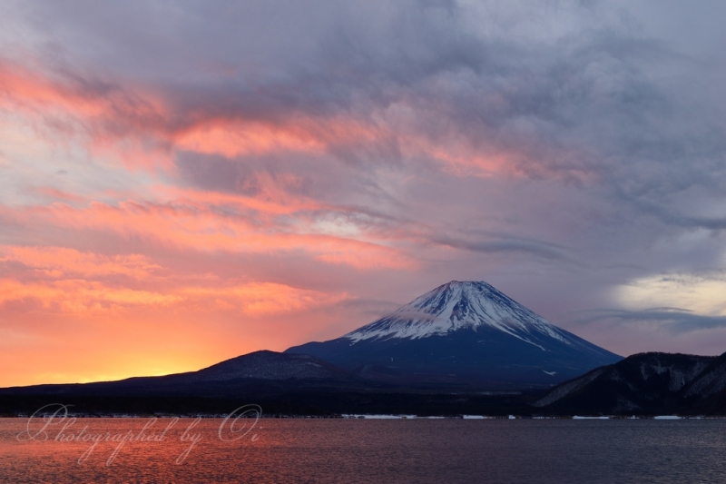 本栖湖より望む富士山と朝焼け