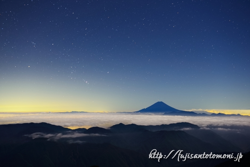 白河内岳から望む富士山、雲海と星空