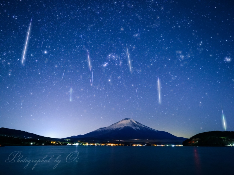 山中湖より望むふたご座流星群と富士山