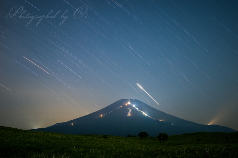 梨ヶ原で撮影した夏の富士山の「人文字」と星空のバルブ撮影の写真