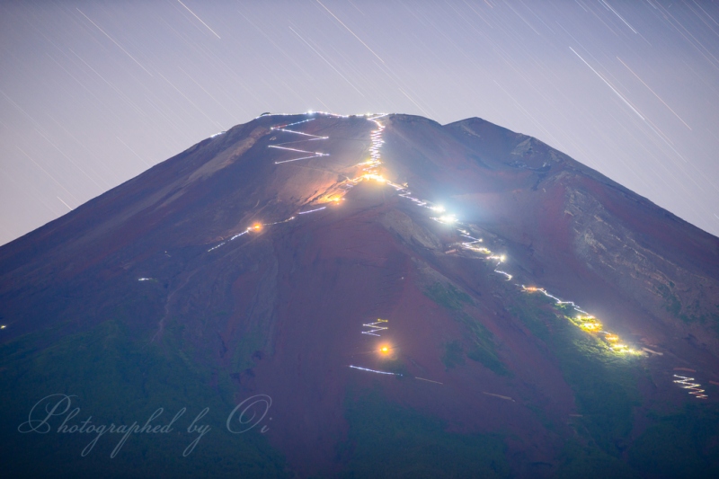 梨ヶ原で撮影した夏の富士山の「人文字」の写真