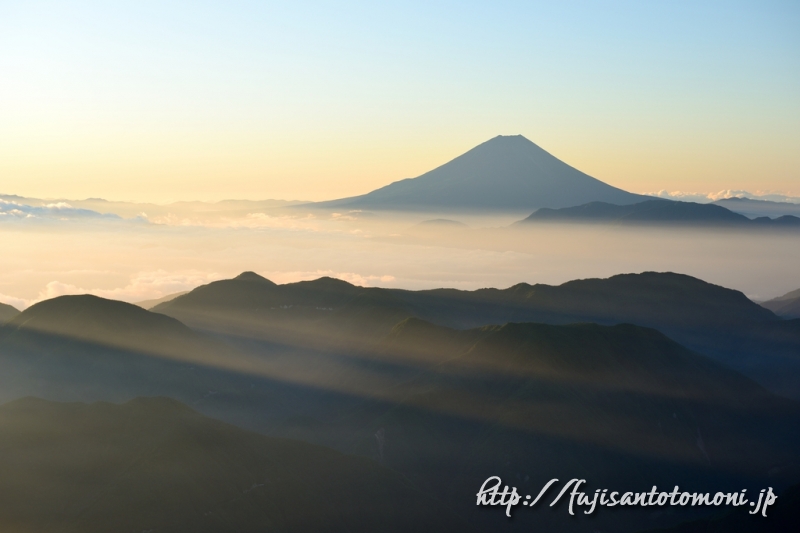 富士山と雲海と光芒