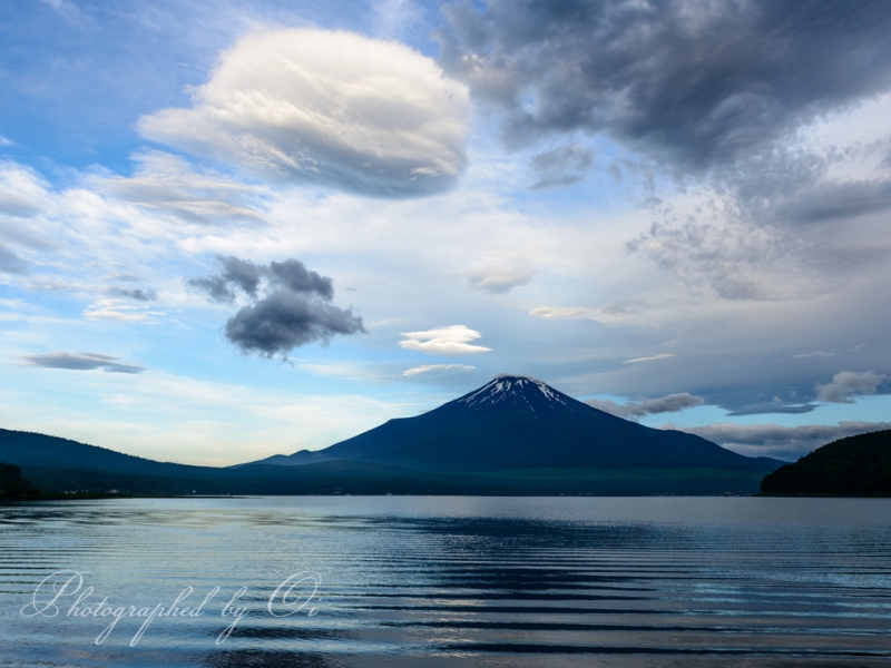 山中湖より望む富士山と吊るし雲