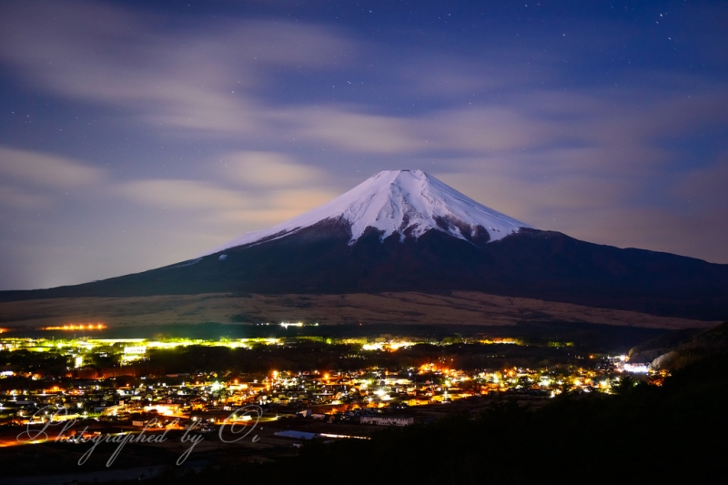 高座山より望む富士山と忍野村の夜景