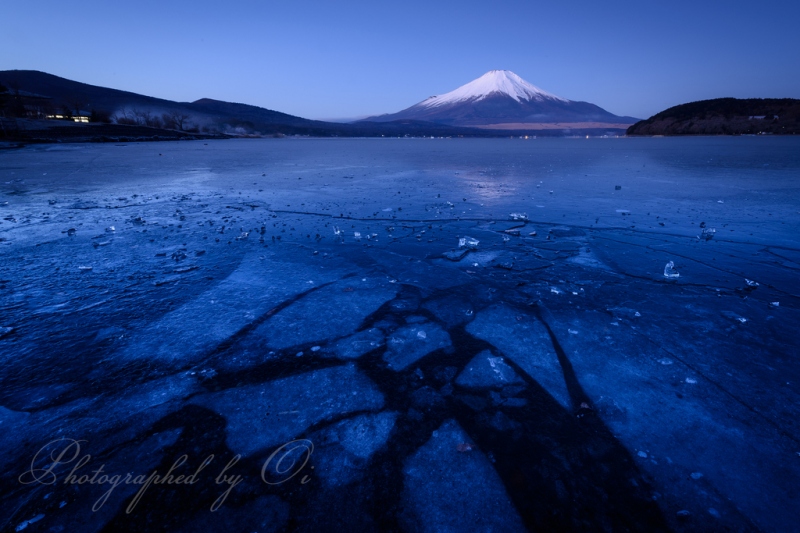 氷結した山中湖より望む富士山