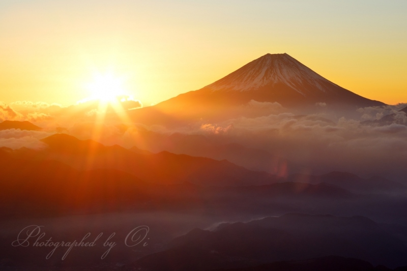 櫛形山より望む雲海とご来光と富士山