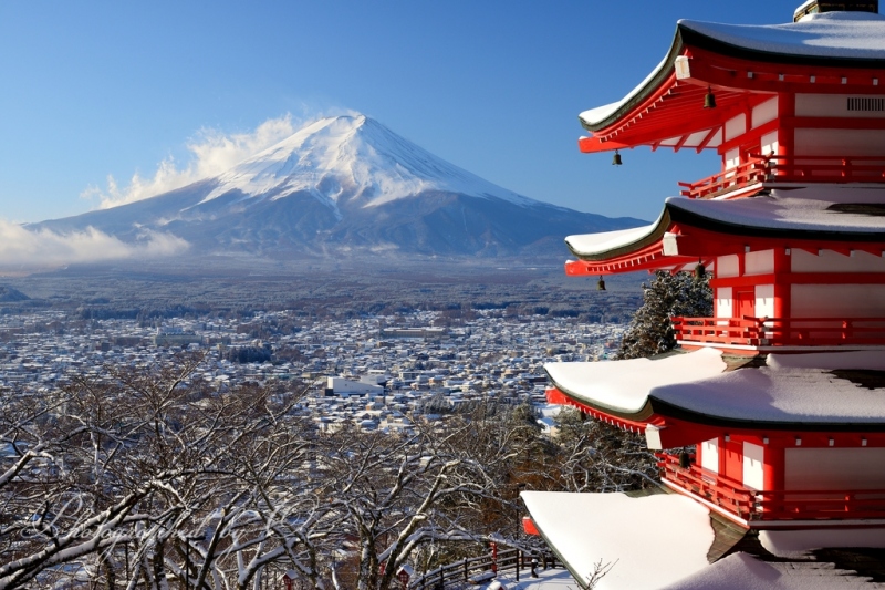 新倉山浅間公園・忠霊塔と富士山（雪景色）