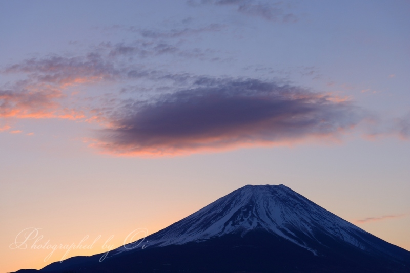 朝霧高原より望む富士山と笠雲