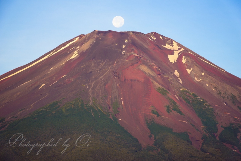 山中湖より望む月と富士山