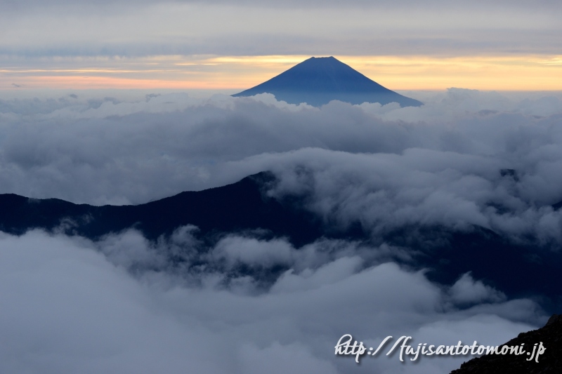 赤石岳より望む雲海と富士山