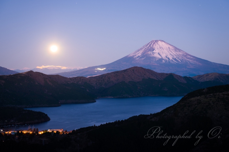 箱根大観山より望む富士山と芦ノ湖と月