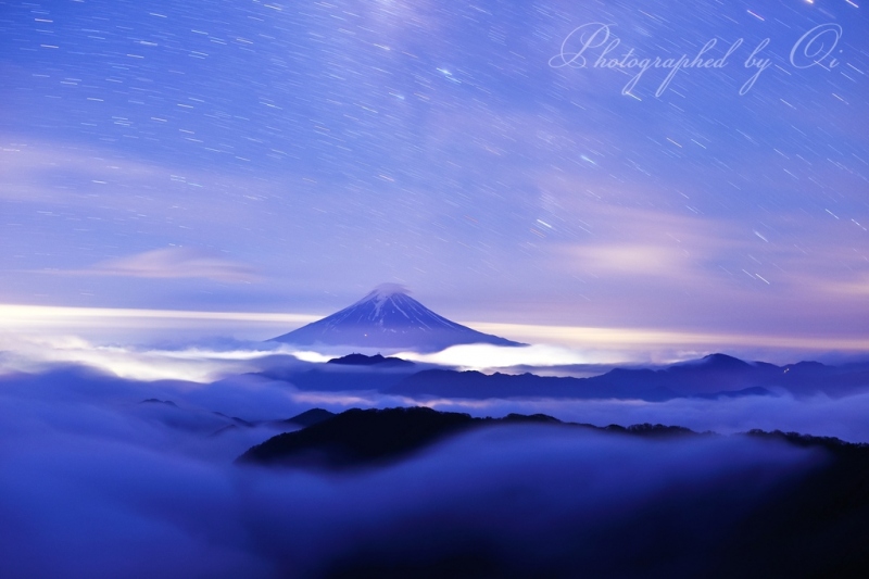大月市白谷丸より望む雲海と星空と富士山