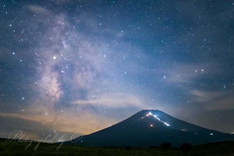梨ヶ原で撮影した富士山の人文字と天の川の写真
