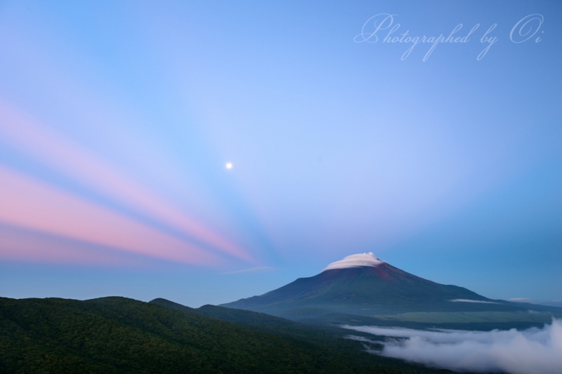 明神山(鉄砲木ノ頭)から富士山と反薄明光線の写真