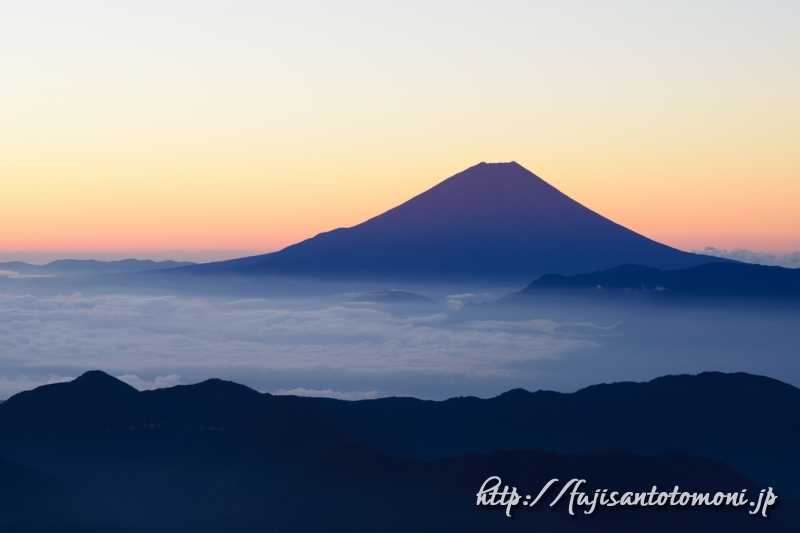 白峰南嶺から望む富士山