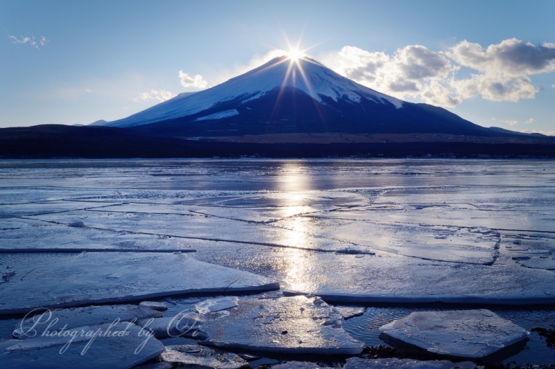 結氷した山中湖より望むダイヤモンド富士