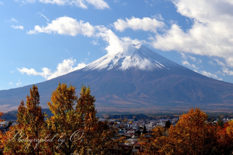 富士吉田市より望む富士山と紅葉