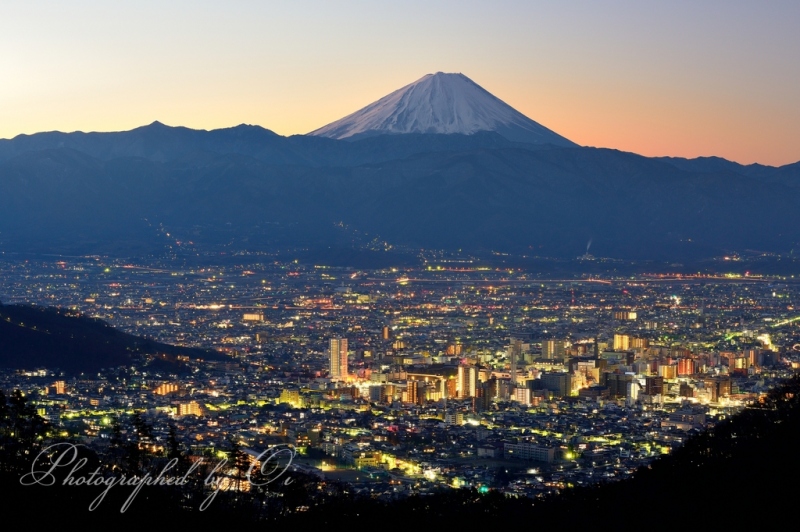 甲府市千代田湖城山より望む夜景と富士山
