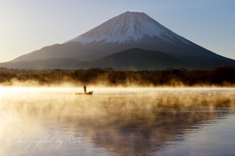 精進湖の気嵐と富士山