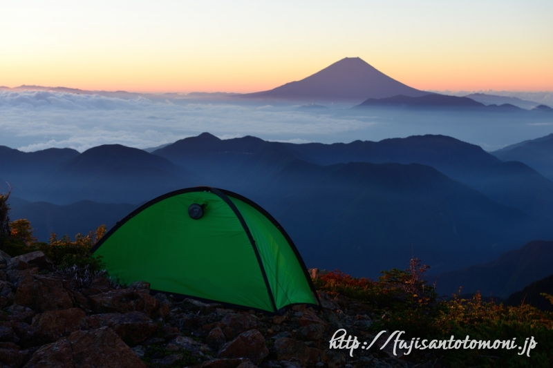 テントと雲海の富士山、白峰南嶺にて