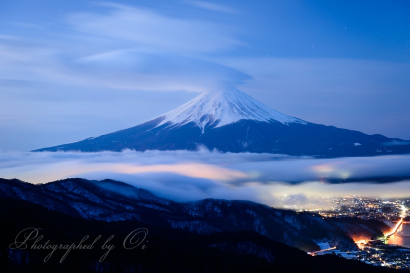 三つ峠より望む富士山と雲海と笠雲