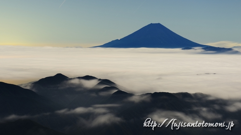 白河内岳から望む雲海と富士山