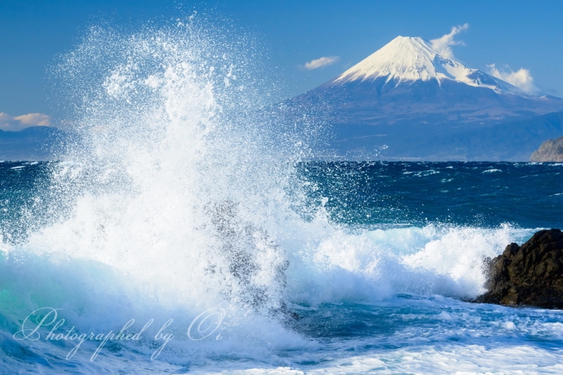 ロケハンを重ね西伊豆から撮影したしぶきと富士山の写真