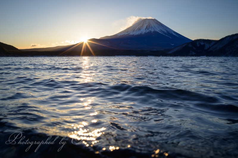 本栖湖より望む富士山とご来光