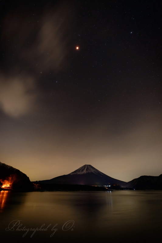 本栖湖より望む皆既月食と富士山
