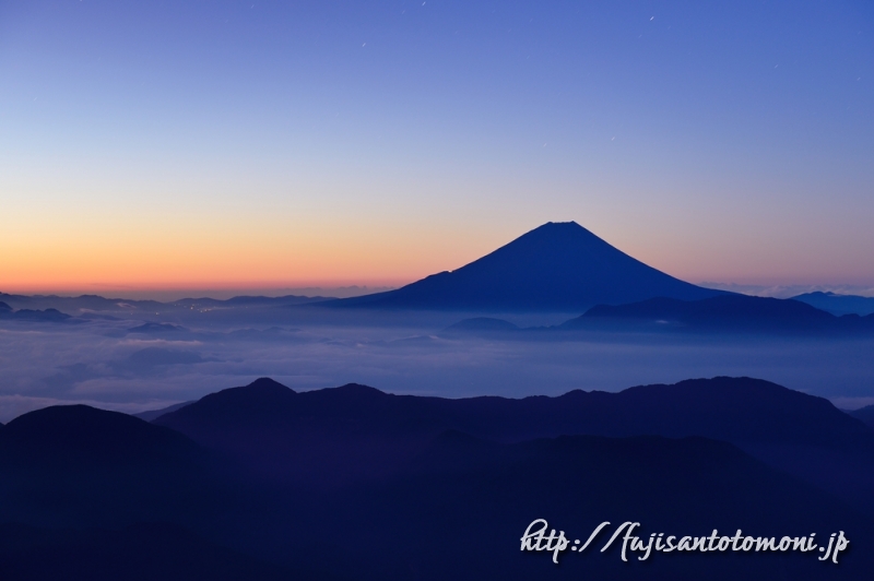 白河内岳付近から望む夜明けの富士山