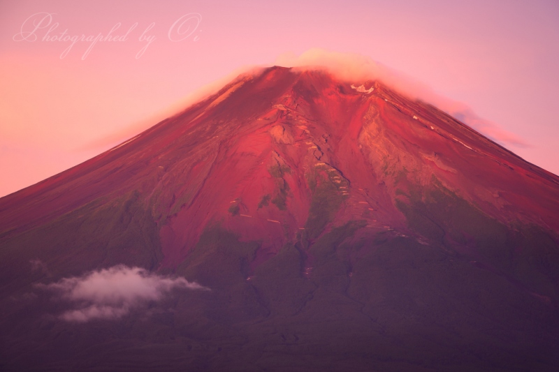 忍野村・高座山より赤富士を望む写真