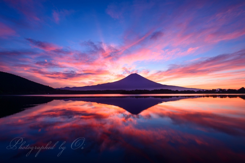 田貫湖から撮影した朝焼けと富士山の写真